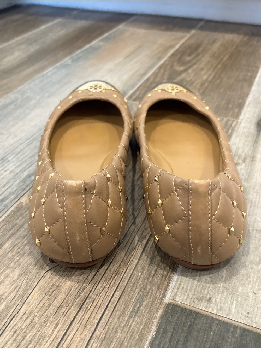 Tory Burch Kaitlin Taupe Gold Cap Toe Studded Medallion Slip On Ballet Flats 9 - Picture 10 of 12